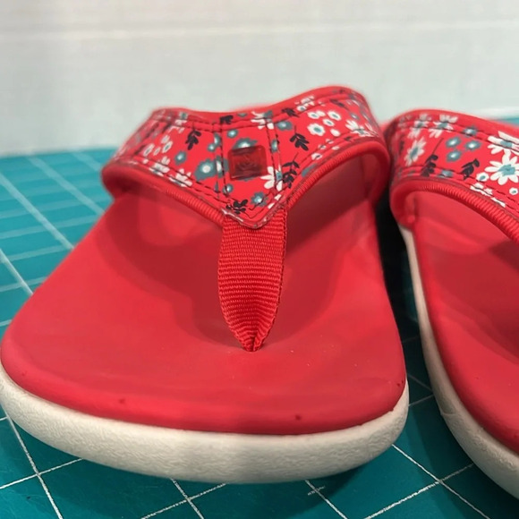 Red Floral Spenco Yumi Style Orthotic Flip Flops - Picture 2 of 10